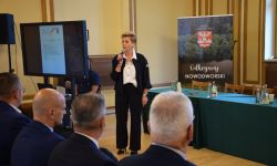 starostowie z województwa mazowieckiego przedstawiają się zaproszonym gościom