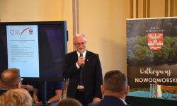 starostowie z województwa mazowieckiego przedstawiają się zaproszonym gościom
