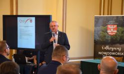 starostowie z województwa mazowieckiego przedstawiają się zaproszonym gościom