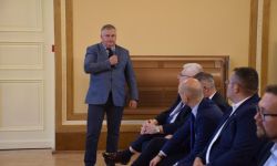 starostowie z województwa mazowieckiego przedstawiają się zaproszonym gościom