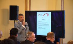 starostowie z województwa mazowieckiego przedstawiają się zaproszonym gościom