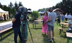 teren pikniku, starosta udziela wywiadu dla telewizji