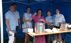 starosta, wicestarosta i uczestnicy pikniku, starosta rozlewa zupę do miseczki