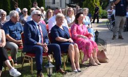 starosta w różowej sukience, zaproszeni goście