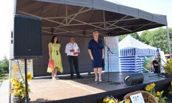 zaproszeni goście przemawiający na scenie