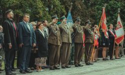zaproszeni goście oddają hołd bohaterom