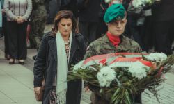 starosta składa wiązankę
