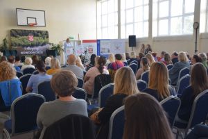 uczestnicy wydarzenia słuchają prelekcji