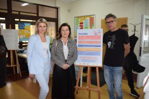 Wykonawca Sylwia Lech, Starosta i gość wydarzenia Igor Tuleya pozują przy plakacie wydarzenia