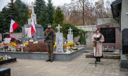 cmentarz, starosta odczytuje list do zebranych