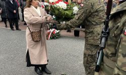 starosta podaje wiązankę żołnierzowi