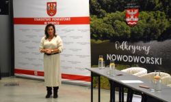 starosta nowodworski Magdalena Biernacka, w tle ścianka reklamowa