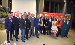 wspólne zdjęcie Starostów i Marszałka, sala konferencyjna