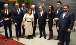 pamiątkowe zdjęcie kilku starostów