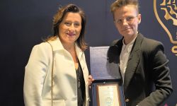 wspólne zdjęcie starosty i przedstawiciela fundacji akuku
