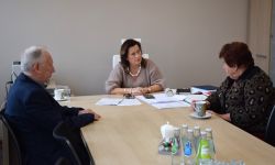 starosta przy biurku rozmawia z pracownikami