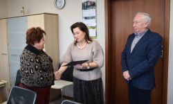 starosta składa gratulacje wyróżnionym pracownikom