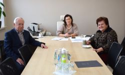 wspólne zdjęcie starosty z pracownikami
