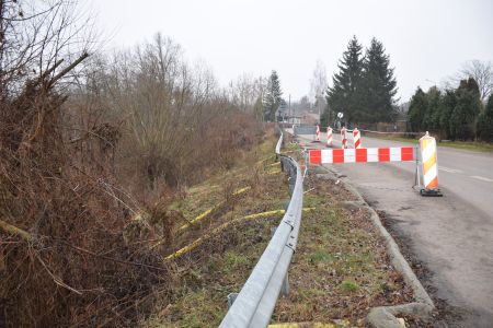 droga asfaltowa, ostrzegawcze znaki drogowe,