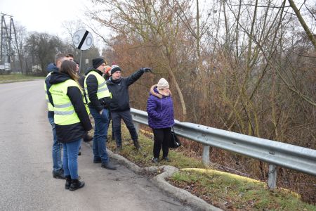 grupa osób nad osuwiskiem