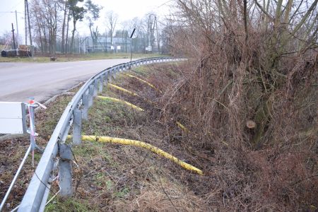zabezpieczone osuwisko wzdłuż drogi