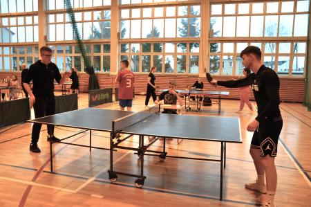 zawody, hala sportowa, młodzież grająca w tenisa stołowego