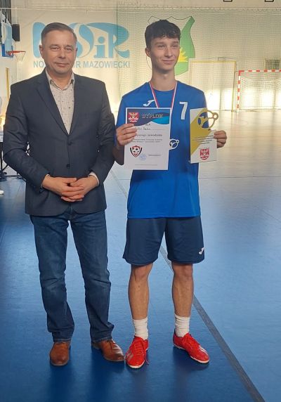wspólne zdjęcie wicestarosty i najlepszego zawodnika