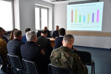 sala konferencyjna, zaproszeni goście patrzą na wyświetlaną prezentację
