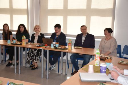 zaproszeni goście przy stole konferencyjnym