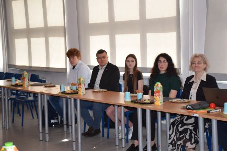 zaproszeni goście przy stole konferencyjnym