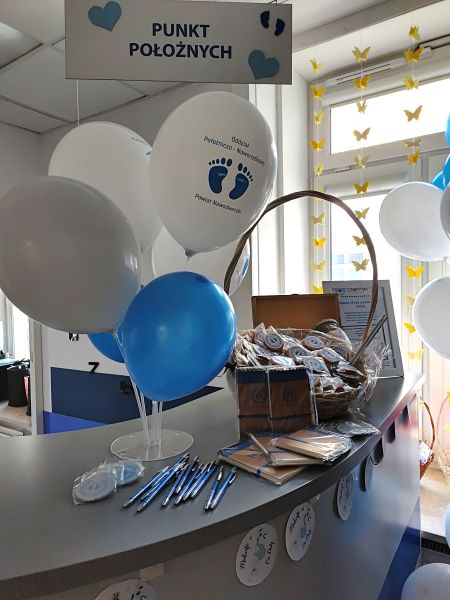 punkt położnych ozdobiony balonami
