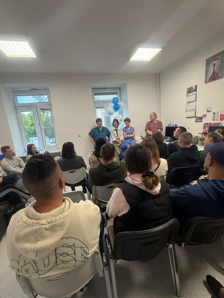 zebrani na oddziale przyszli rodzice oraz lekarze i położne