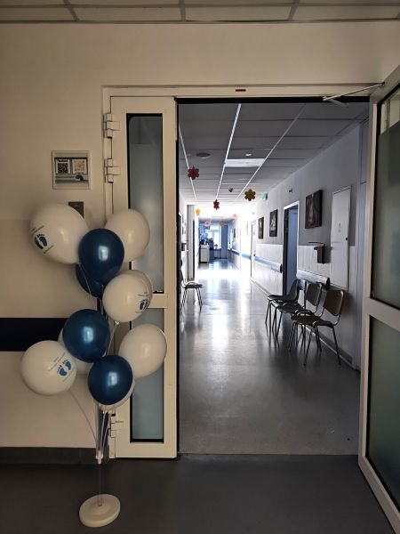 wejście na oddział ozdobiony balonami