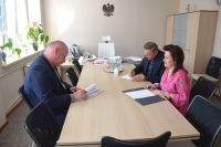 gabinet starosty, starosta i wicestarosta siedzą po prawej stronie stołu, wykonawca po lewej