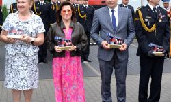 starosta i wicestarosta z pamiątkowymi mini wozami strażackimi