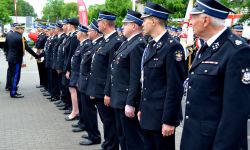 ustawieni strażacy czekają na gratulacje ze strony komendanta głównego