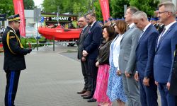 komendant główny zwrócony do zaproszonych gości m.in. starosty i wicestarosty