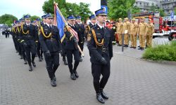przemarsz strażaków z pocztami sztandarowymi