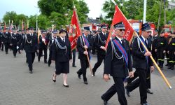 przemarsz strażaków z pocztami sztandarowymi