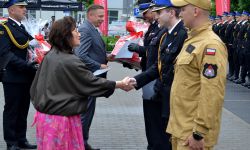 starosta i wicestarosta wręcza gratulacje wyróżnionym strażakom