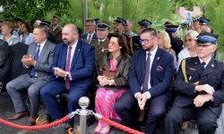 zaproszeni goście siedzący obok siebie