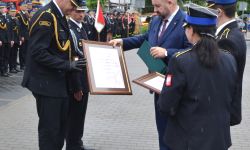 Dyrektor Departamentu wręcza Komendantowi Powiatowemu i Prezesowi OSP medale