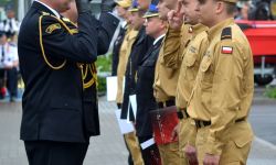 komendant salutuje wyróżnionym strażakom