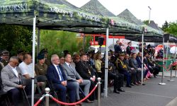 zaproszeni goście siedzący pod namiotami powiatowymi