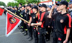 młodzieżowa drużyna pożarnicza ze swoim sztandarem