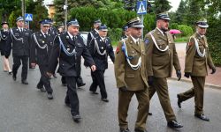 uroczysty przemarsz strażaków w strojach galowych