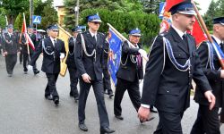uroczysty przemarsz strażaków w strojach galowych