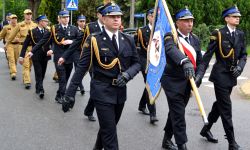uroczysty przemarsz strażaków w strojach galowych