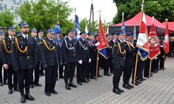 grupa strażaków w mundurach galowych