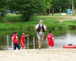 widok z plaży na rzekę, strażacy obserwują spływ